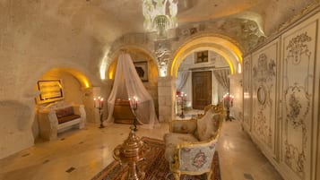 Junior Suite | 1 bedroom, premium bedding, minibar, in-room safe