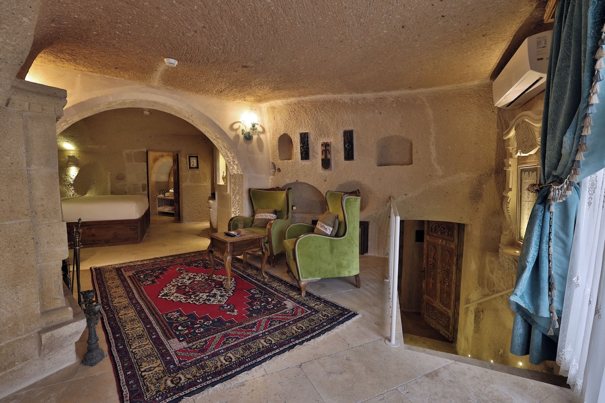 Two King Premium Cave Junior Suite with Whirlpool Bath | Premium bedding, minibar, in-room safe, individually decorated