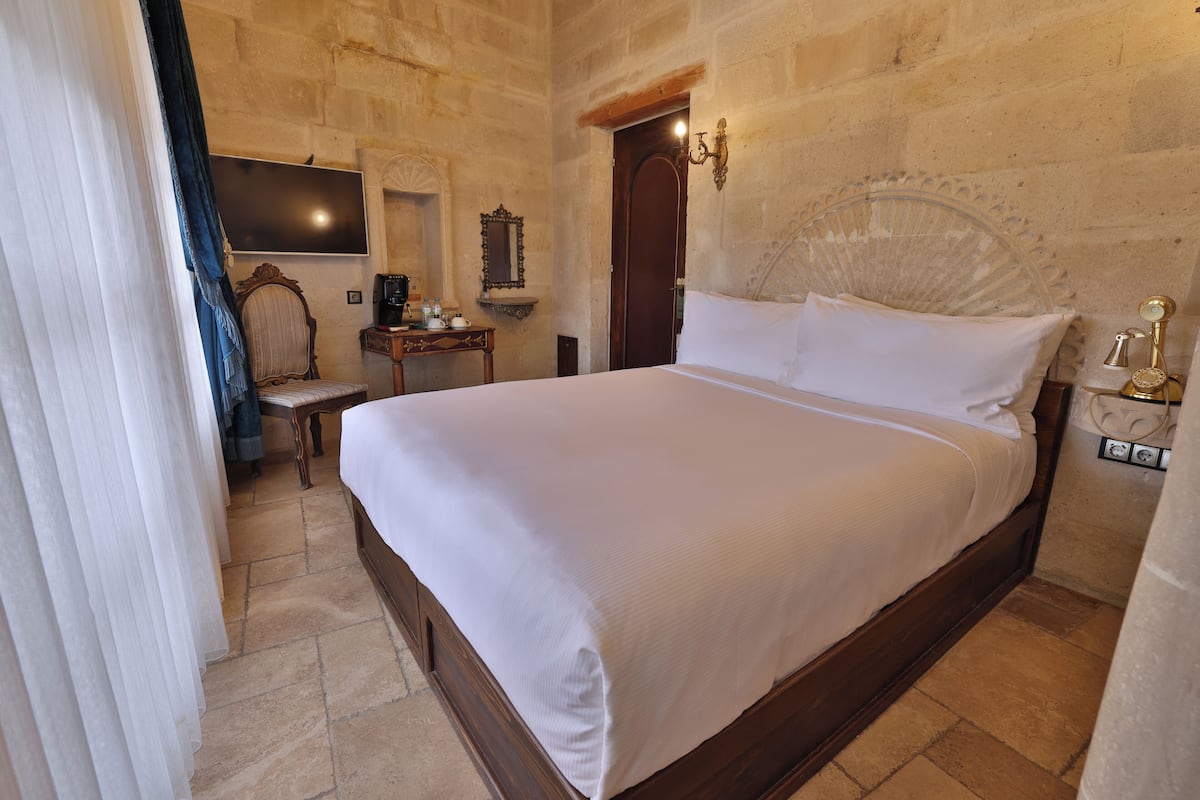 King Room | Premium bedding, minibar, in-room safe, individually decorated