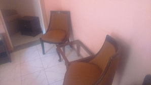 Suite familiare, 1 camera da letto, vista piscina | Area soggiorno | TV