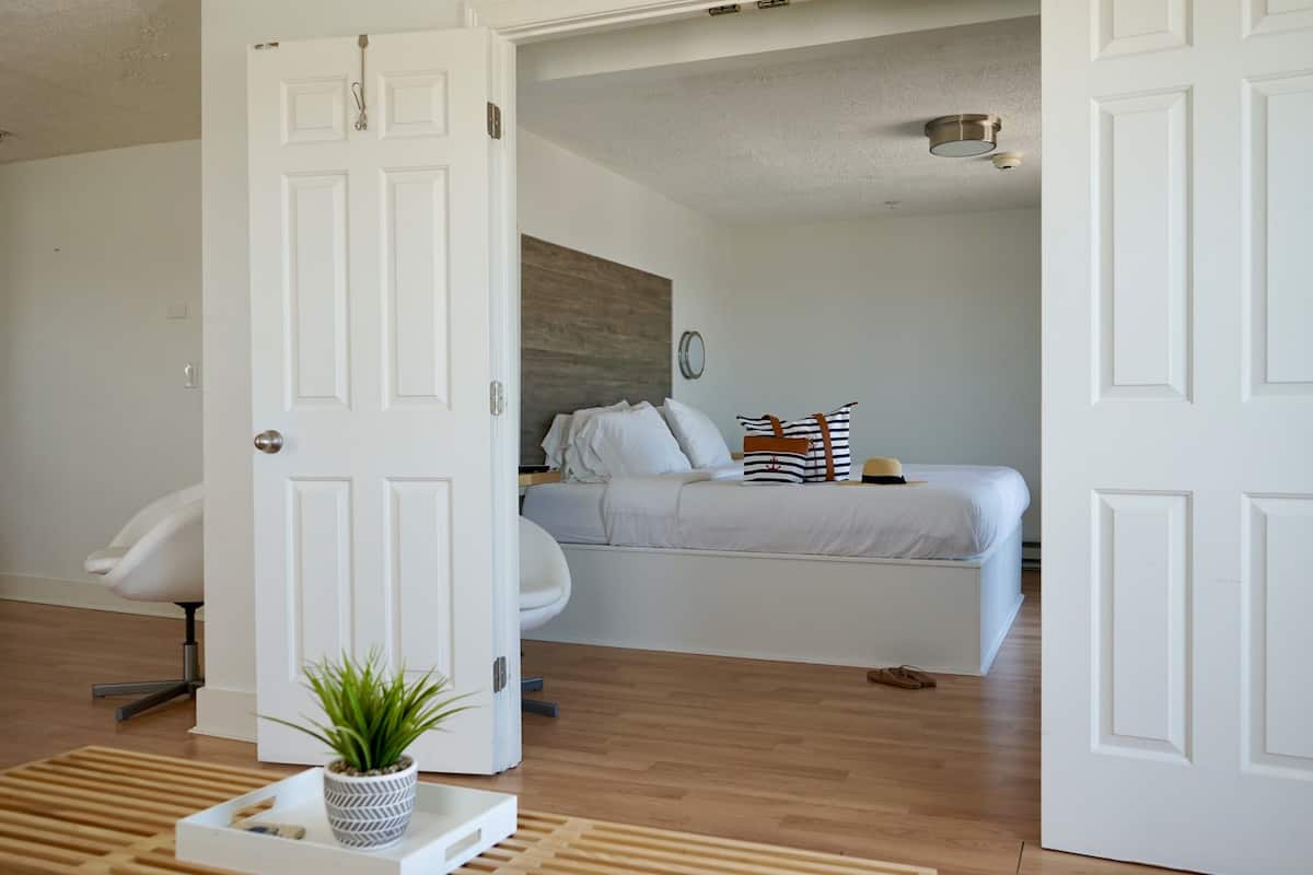 Cottage Penthouse, 2 Bedroom Suite with 1 King and 1 Queen, Full Kitchen | Iron/ironing board, free WiFi, bed sheets