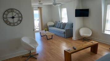 Casa de campo, 2 habitaciones | Área de sala de estar | Televisión