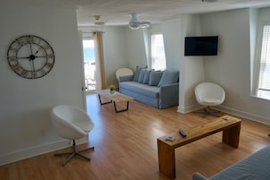 Cottage Penthouse, 2 Bedroom Suite with 1 King and 1 Queen, Full Kitchen | Living area | TV
