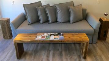 Sunset Studio, 1 Queen Bed and Futon | Wohnbereich | Fernseher