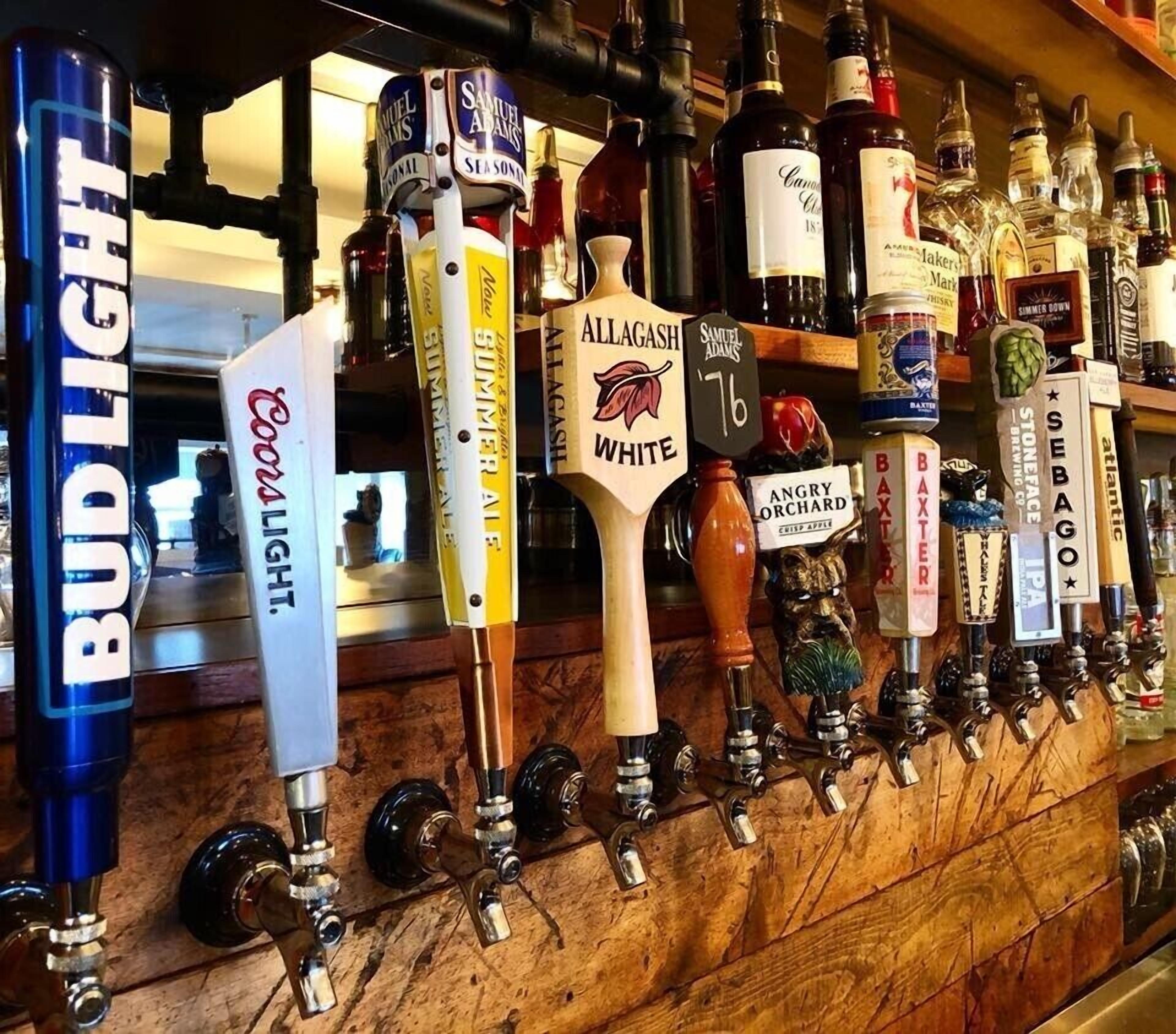 Eine Bar mit verschiedenen Zapfhähnen, darunter Bud Light und Samuel Adams.