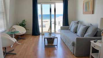 Shore Line Suite, 1 Queen Bed and Futon, 2 Private Balconies, Kitchenette | Sala de estar | TV