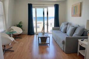 Shore Line Suite, 1 Queen Bed and Futon, 2 Private Balconies, Kitchenette | 客廳 | 電視