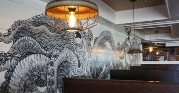 供應午餐和晚餐