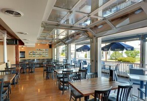 供應午餐和晚餐