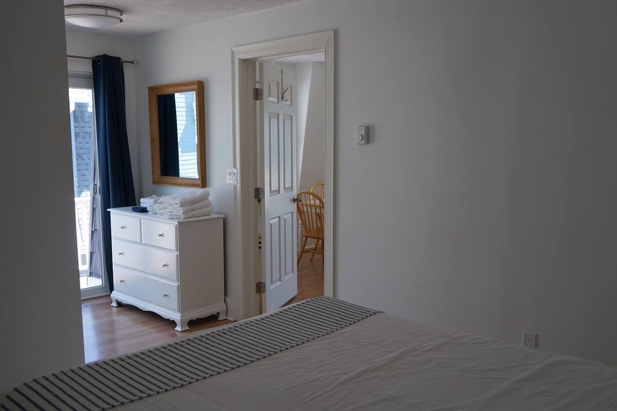Shore Line Suite, 1 Queen Bed and Futon, 2 Private Balconies, Kitchenette | Iron/ironing board, WiFi (free), bed sheets