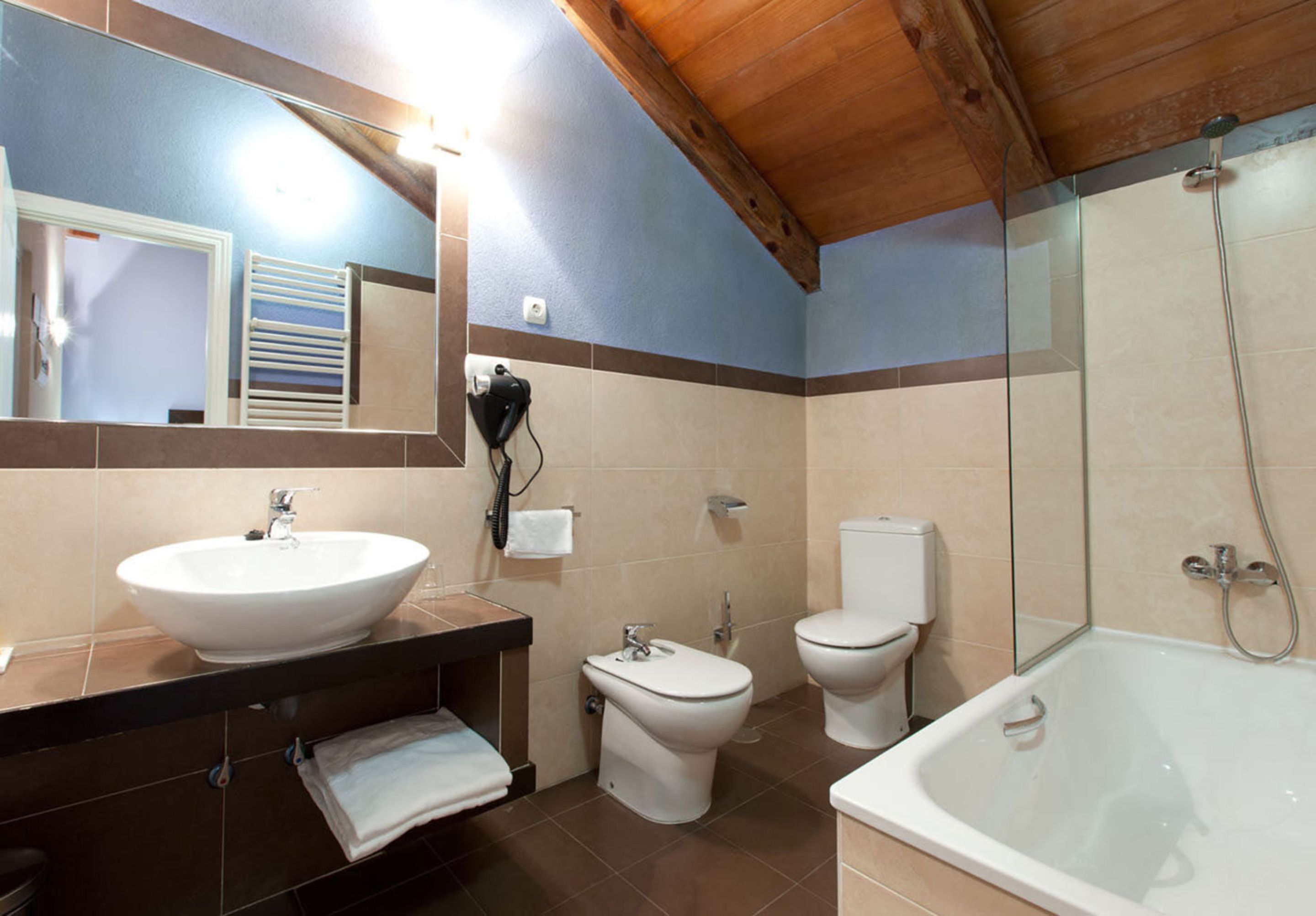 bathtub, free toiletries, hair dryer, towels