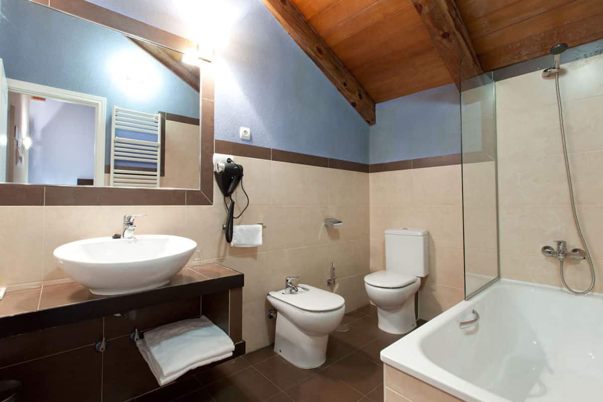 bathtub, free toiletries, hair dryer, towels