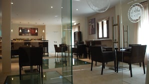 A modern interior with a bar area, seating, and a glass partition. - Hotel Convento del Giraldo (Cuenca)