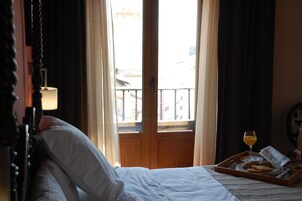 Minibar, in-room safe, desk, free WiFi