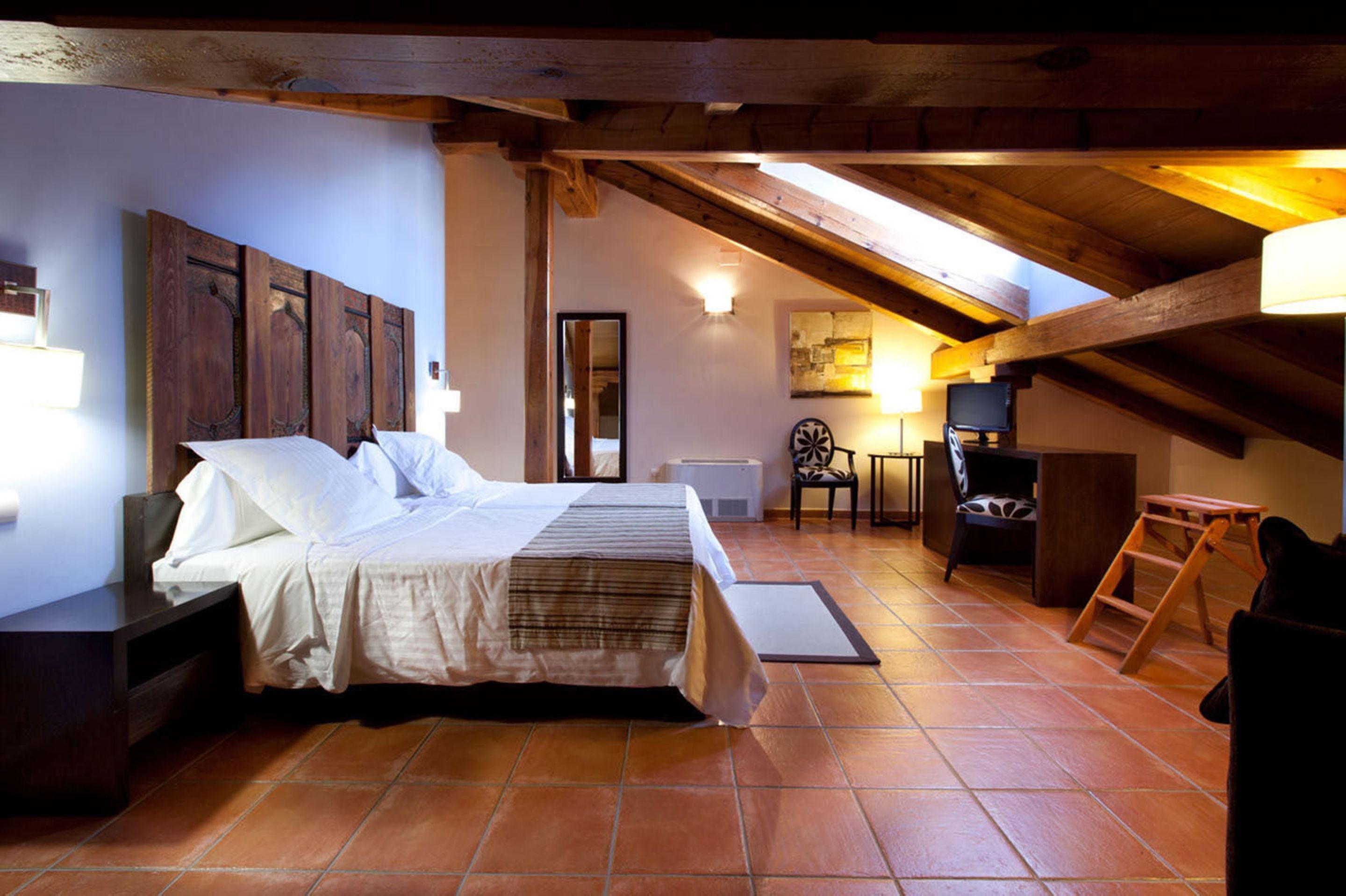 Minibar, coffres-forts dans les chambres, bureau, Wi-Fi gratuit