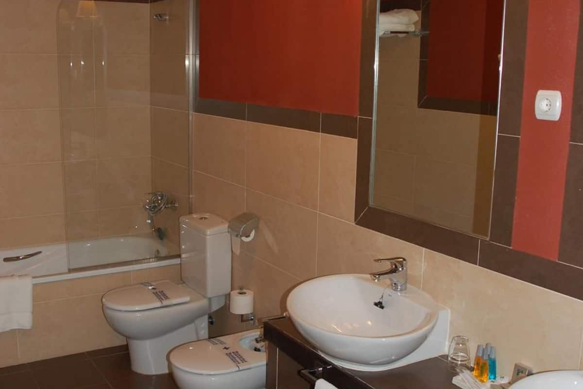 bathtub, free toiletries, hair dryer, towels