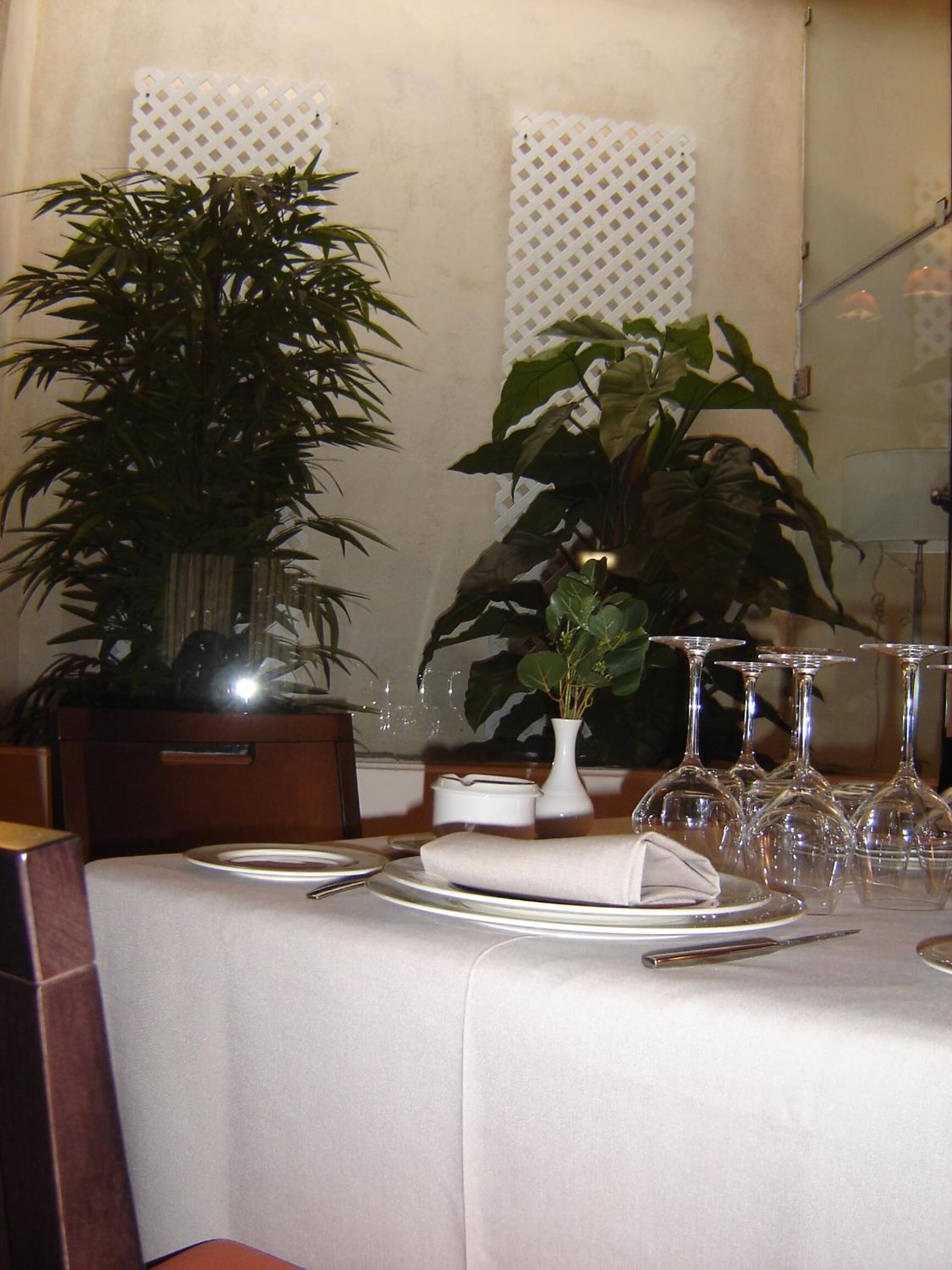 breakfast, lunch and dinner served