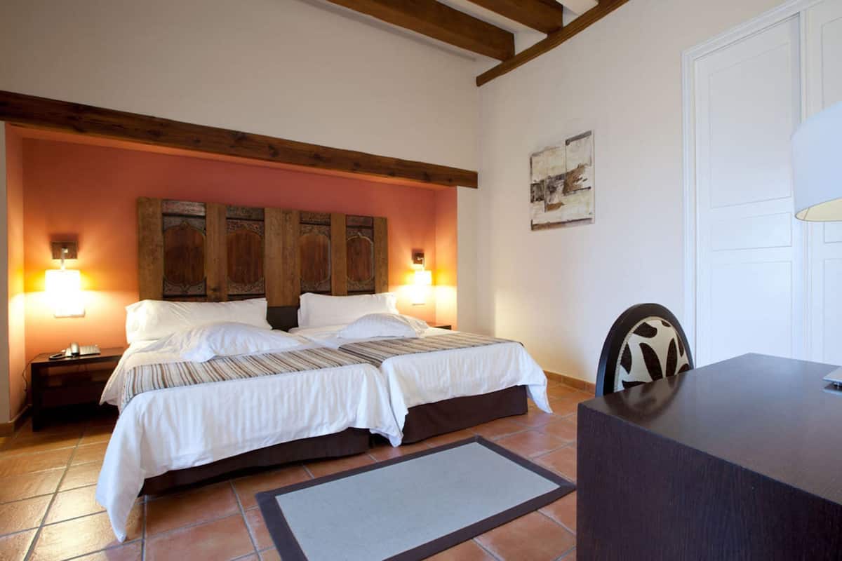 Minibar, caja de seguridad en la habitación, escritorio y wifi gratis