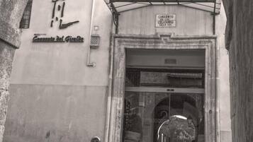 Entrada d'hotel amb un senyal que diu "Convento del Giraldo" i una placa que indica el seu significat històric.