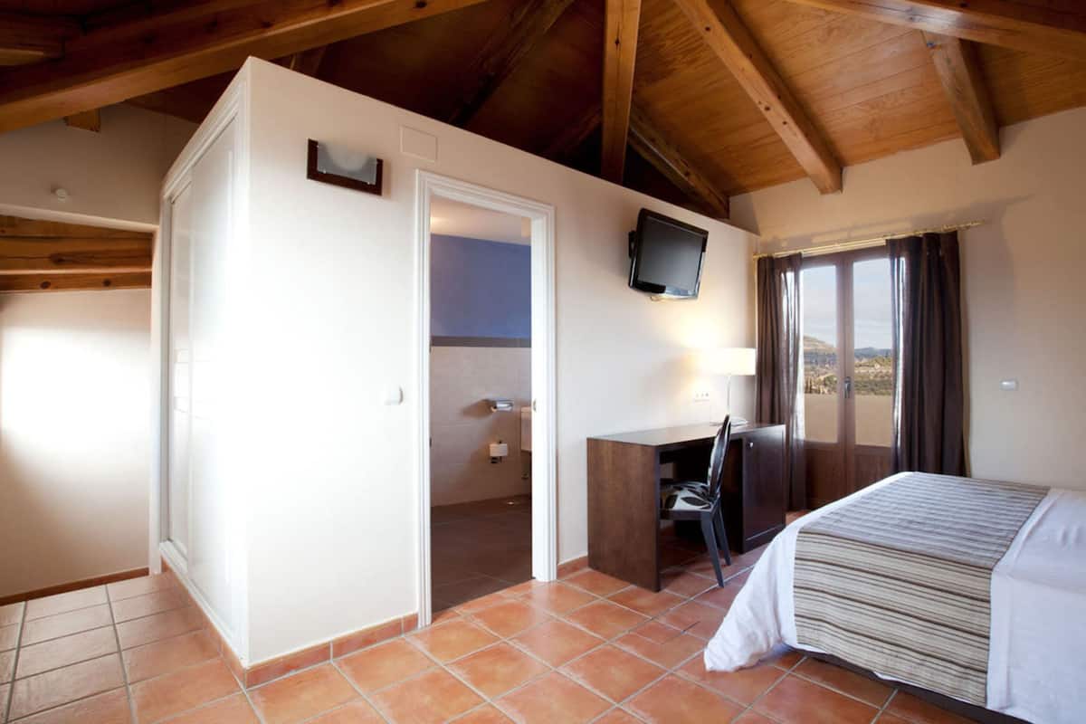 deluxe double room | minibar, in-room safe, desk, free wifi