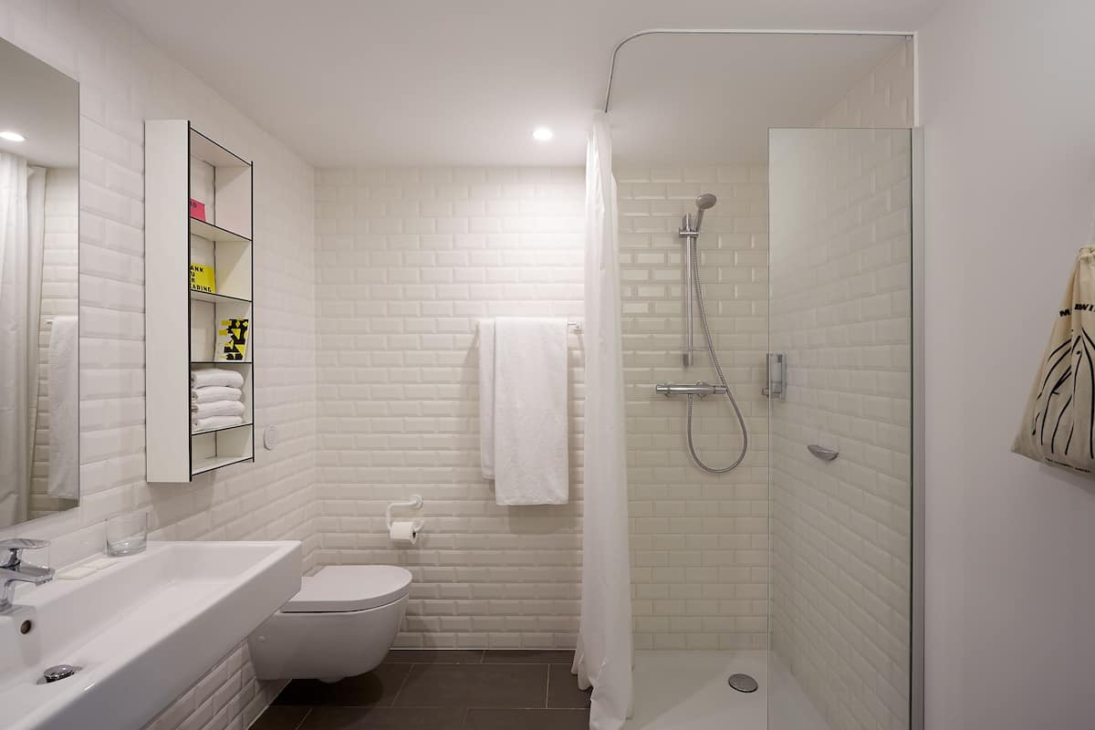 shower, free toiletries, hair dryer, towels