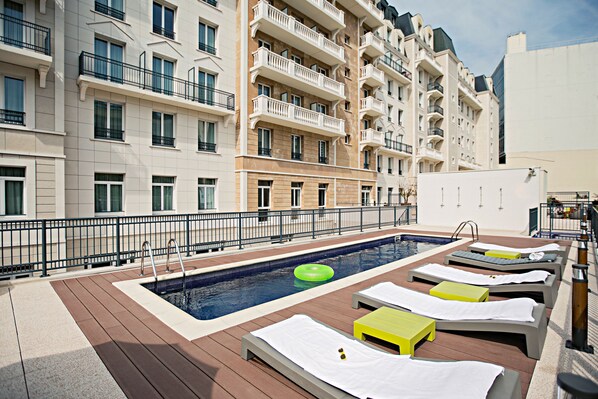 Deluxe Studio, Kitchenette | Outdoor pool
