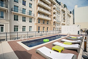 Deluxe Studio, Kitchenette | Outdoor pool