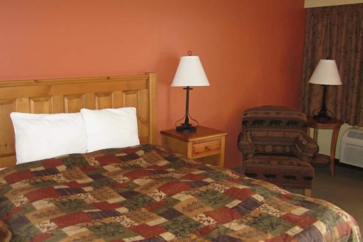 Room, 1 Queen Bed | Desk, WiFi (free)