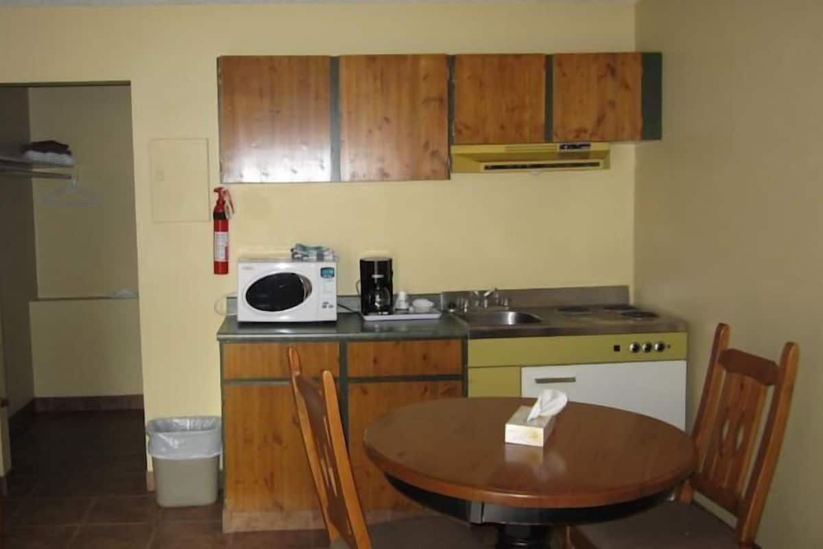 Junior Suite, 1 Queen Bed, Kitchenette | Private kitchen | Coffee/tea maker, fridge, microwave