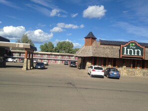 Exterior - The Pinecone Inn & Suites (Chetwynd)