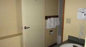 Combined shower/bathtub, free toiletries, hair dryer, towels - The Pinecone Inn & Suites (Chetwynd)