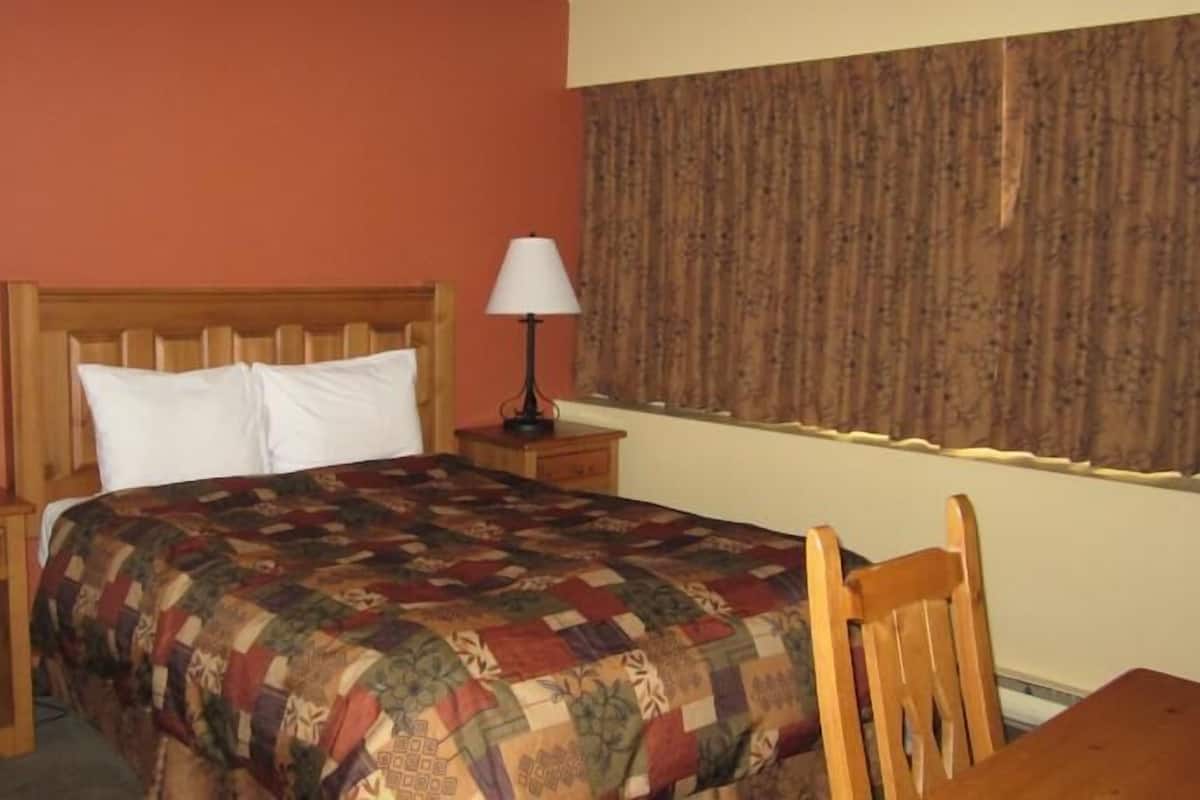 Executive Suite, 1 Bedroom, Kitchen, Mountain View | Desk, WiFi (free)