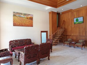 Lobby sitting area - Queen's Park Hotel (Yangon)
