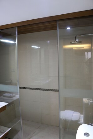 Superior Double or Twin Room | Bathroom | Free toiletries, hair dryer, slippers, towels - Queen's Park Hotel (Yangon)