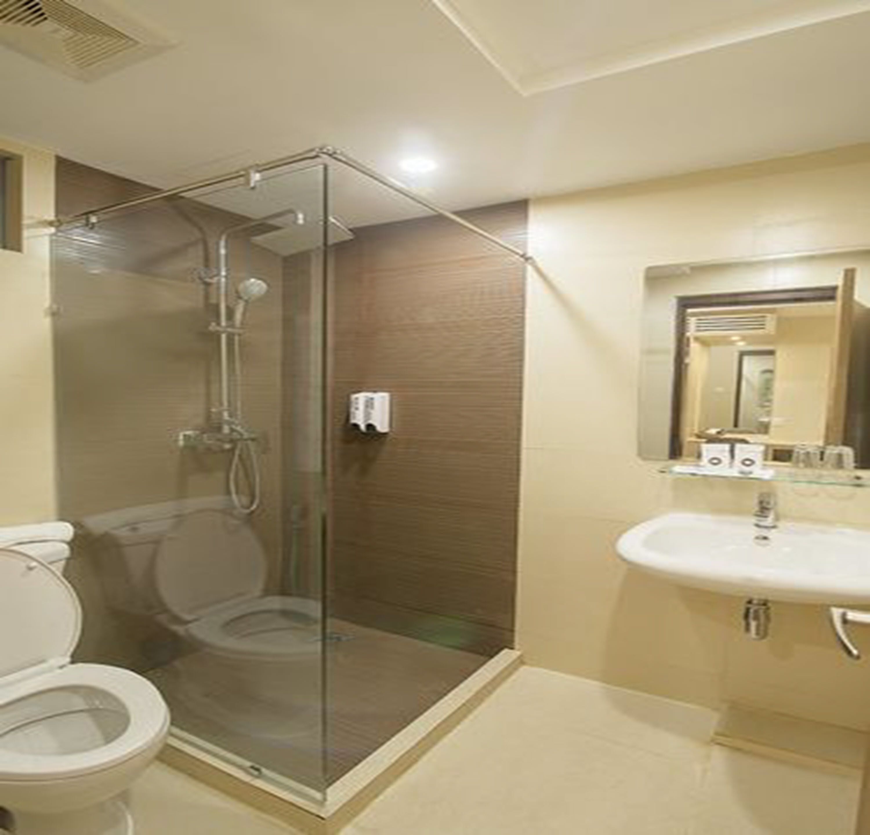 standard room | bathroom | shower, rainfall showerhead, free toiletries, hair dryer