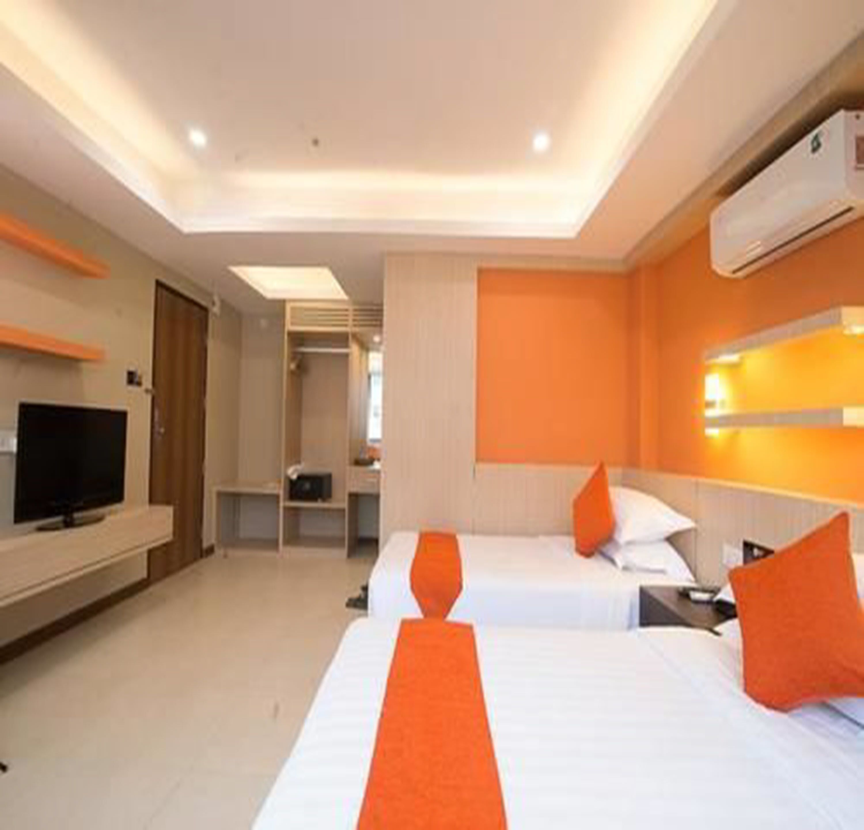 deluxe room | minibar, in-room safe, desk, blackout curtains