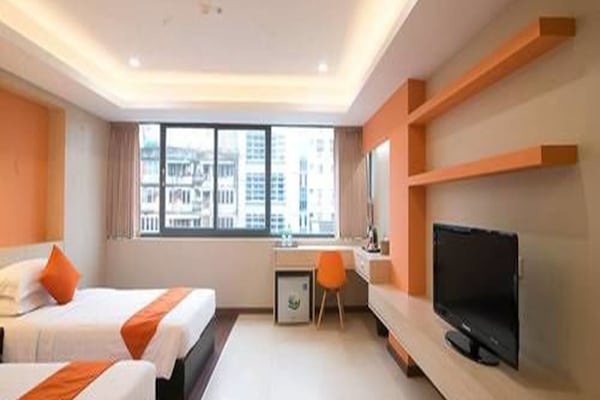 Deluxe Room | Minibar, in-room safe, desk, blackout drapes