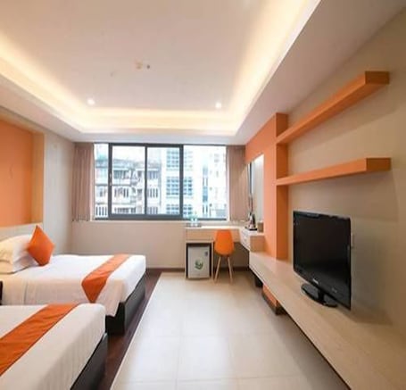 Minibar, caja de seguridad en la habitación y escritorio . Eastern Hotel