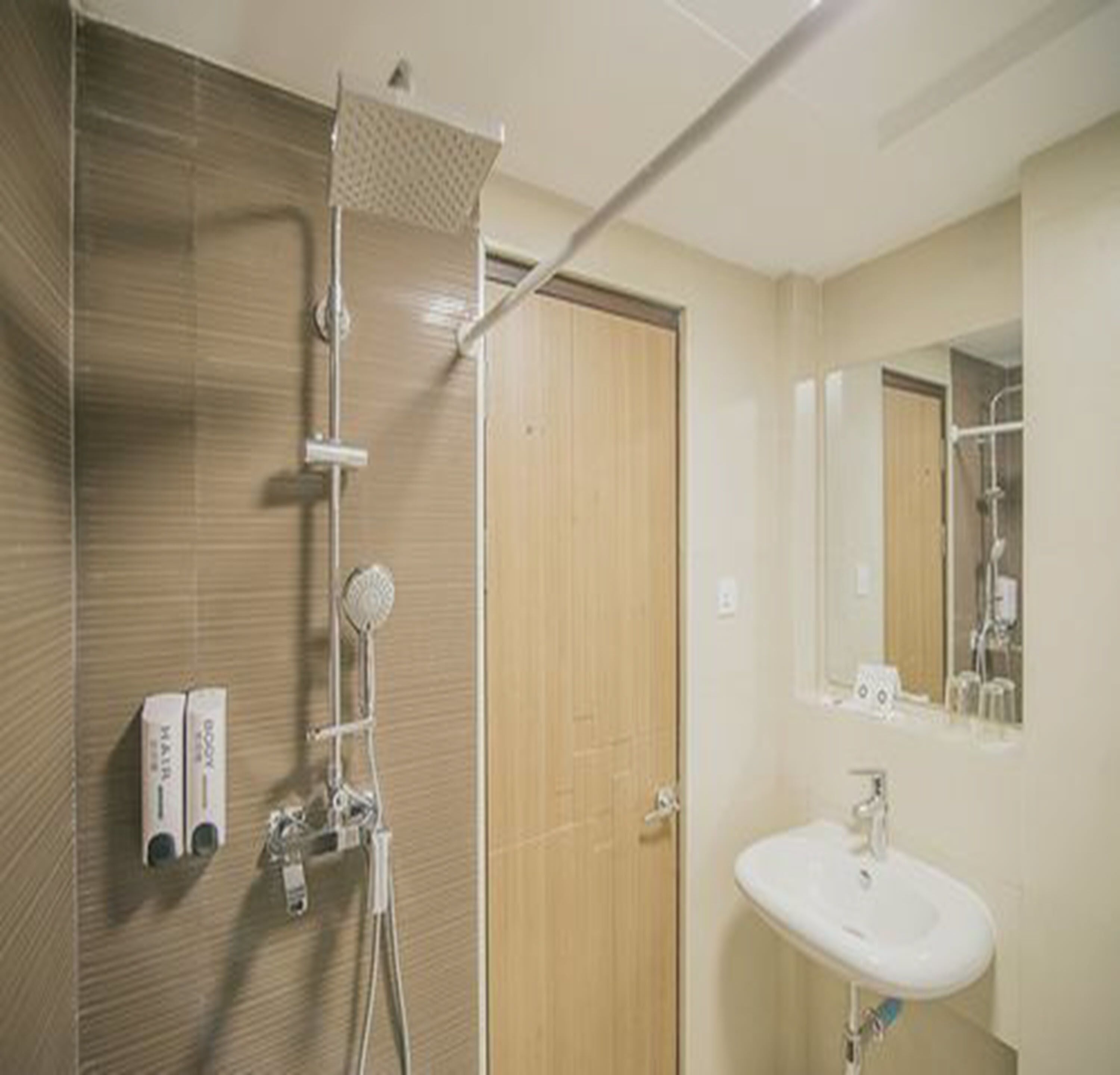 superior room | bathroom shower