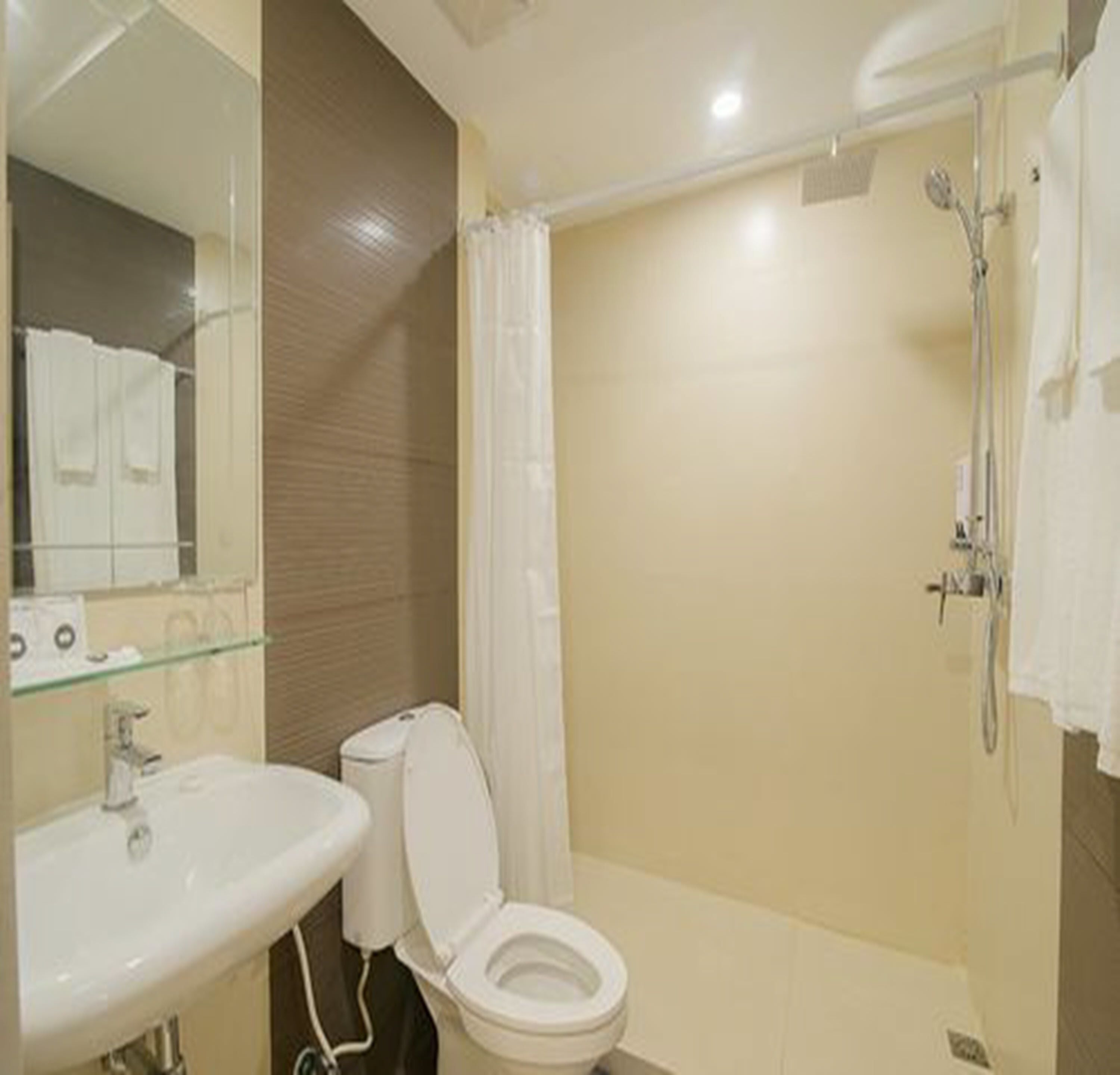 deluxe room | bathroom | shower, rainfall showerhead, free toiletries, hair dryer
