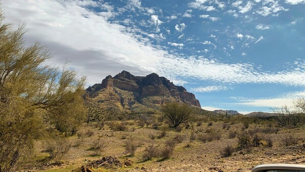 A mountainous landscape with sparse vegetation and a clear sky. - Copper Mountain Motel (Superior)