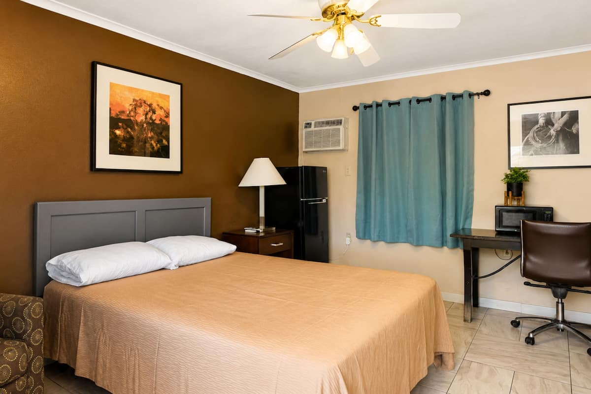 Zimmer, 1 Queen-Bett, Nichtraucher, Kühlschrank und Mikrowelle | Kostenloses WLAN, Bettwäsche