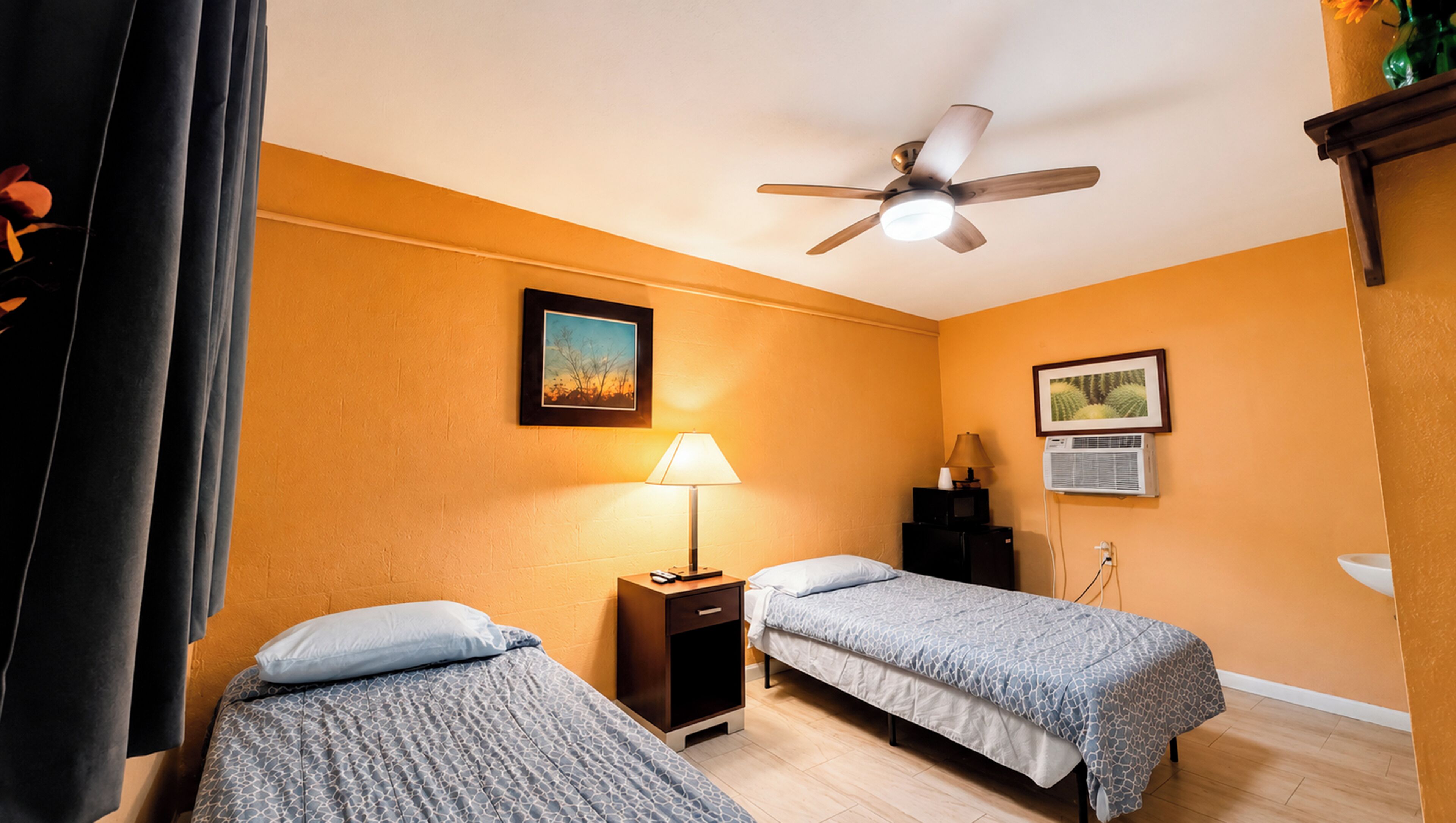 Habitación, 2 camas individuales, para no fumadores, refrigerador y microondas | Wifi gratis y ropa de cama 