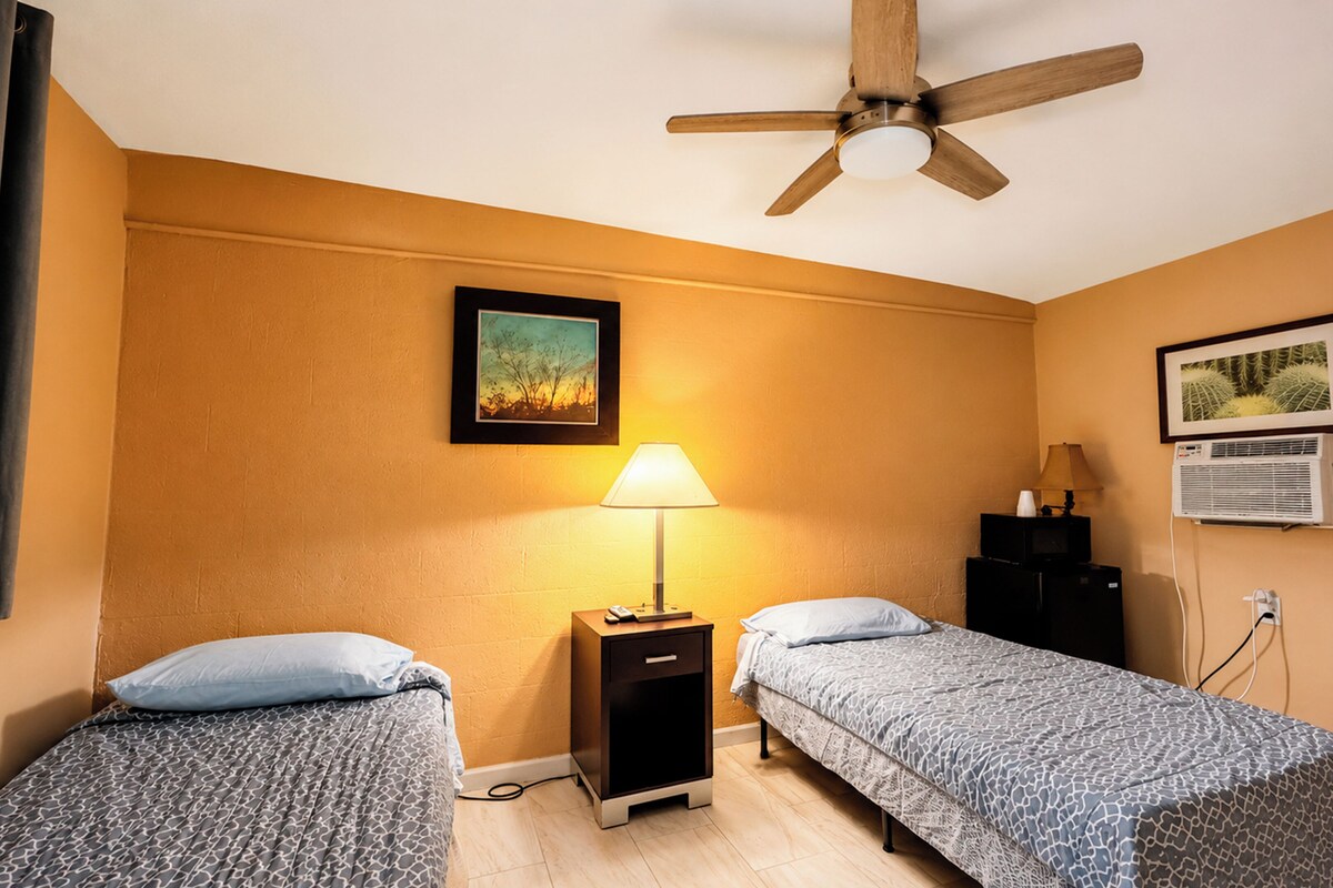 Habitación, 2 camas individuales, no fumadores, frigorífico y microondas | Wifi gratis y ropa de cama