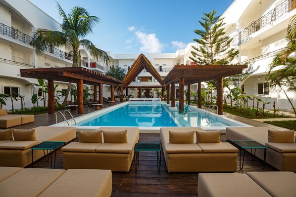 Outdoor pool, sun loungers - HM Playa del Carmen (Playa del Carmen)