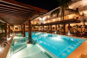 Szabadtéri medence, napozóágyak