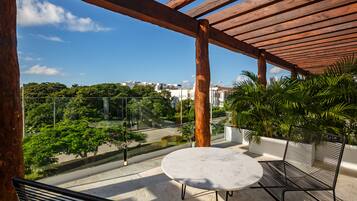 Double room with terrace and city view | Vista desde la habitación