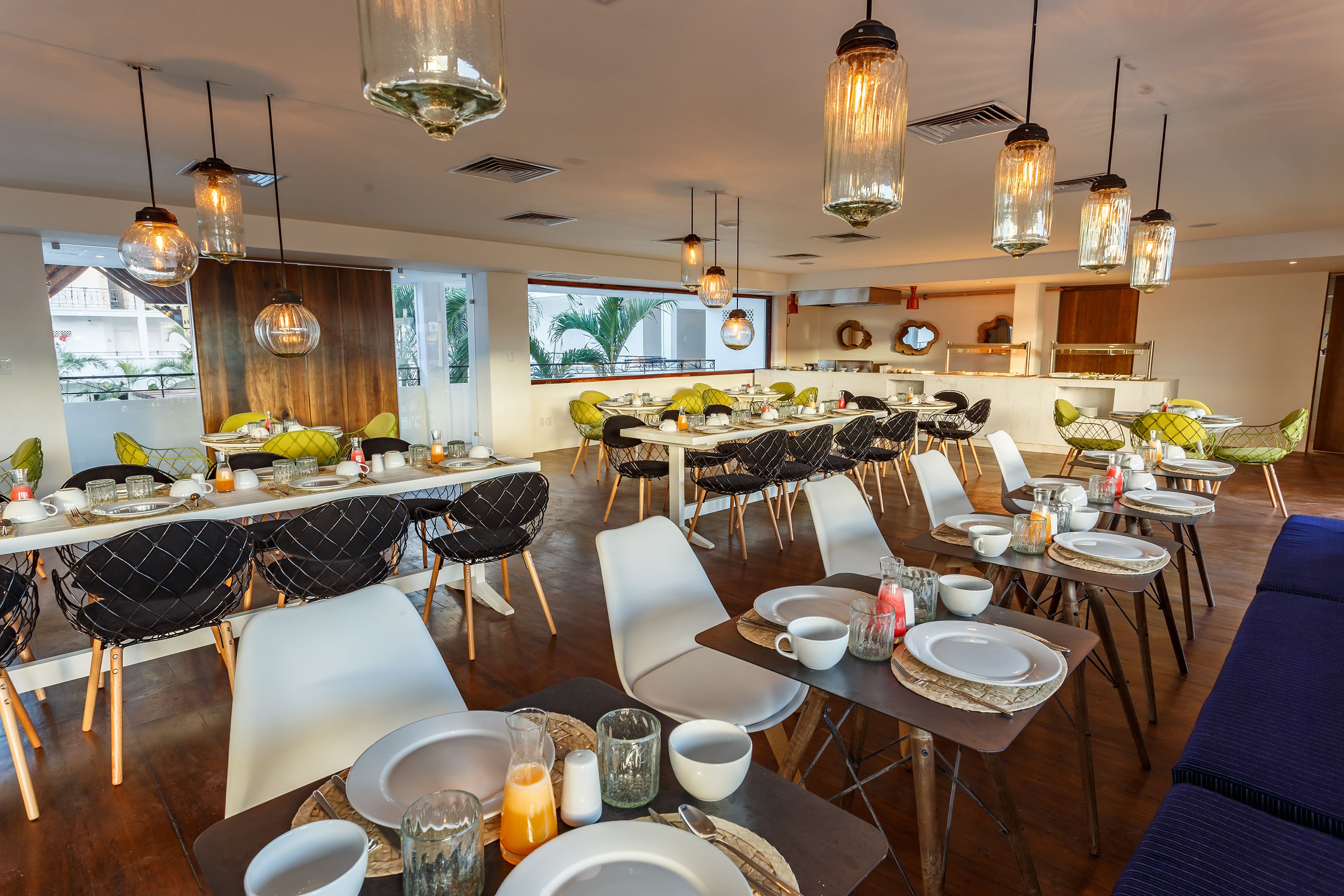 Daily buffet breakfast (MXN 300 per person)