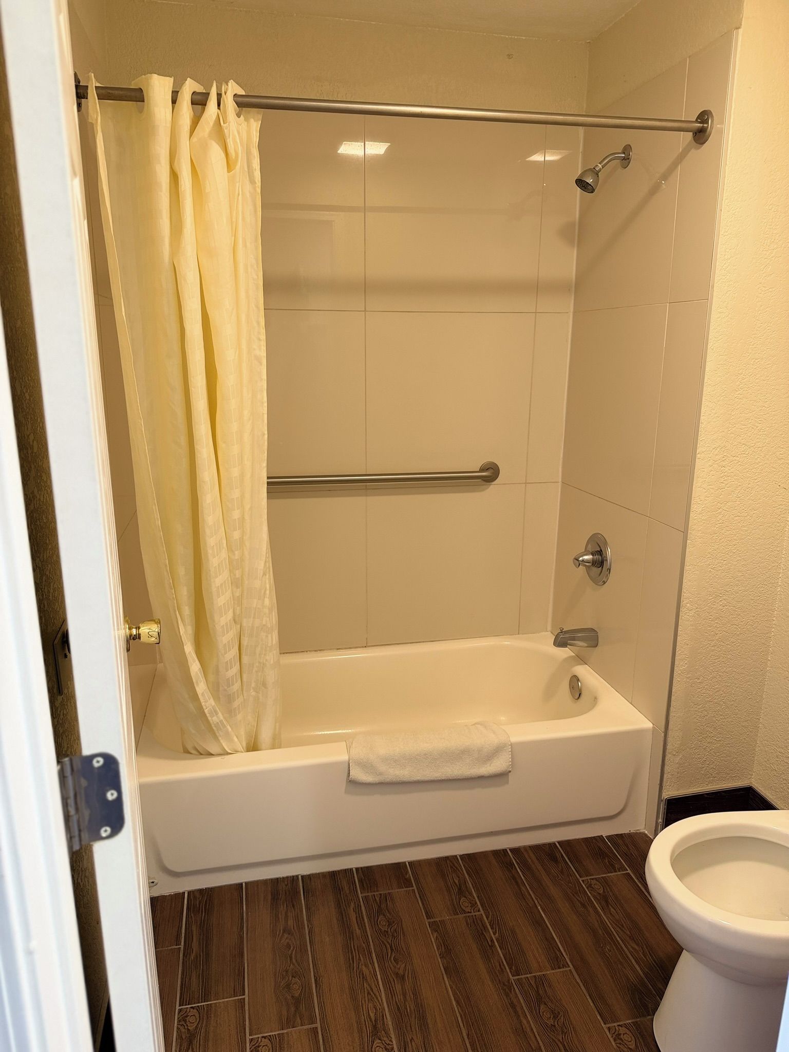 Un baño con bañera, ducha y retrete.