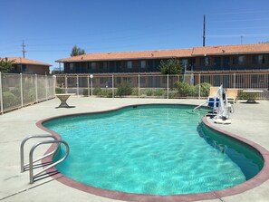 Seasonal outdoor pool - Applegate Inn (Atwater)